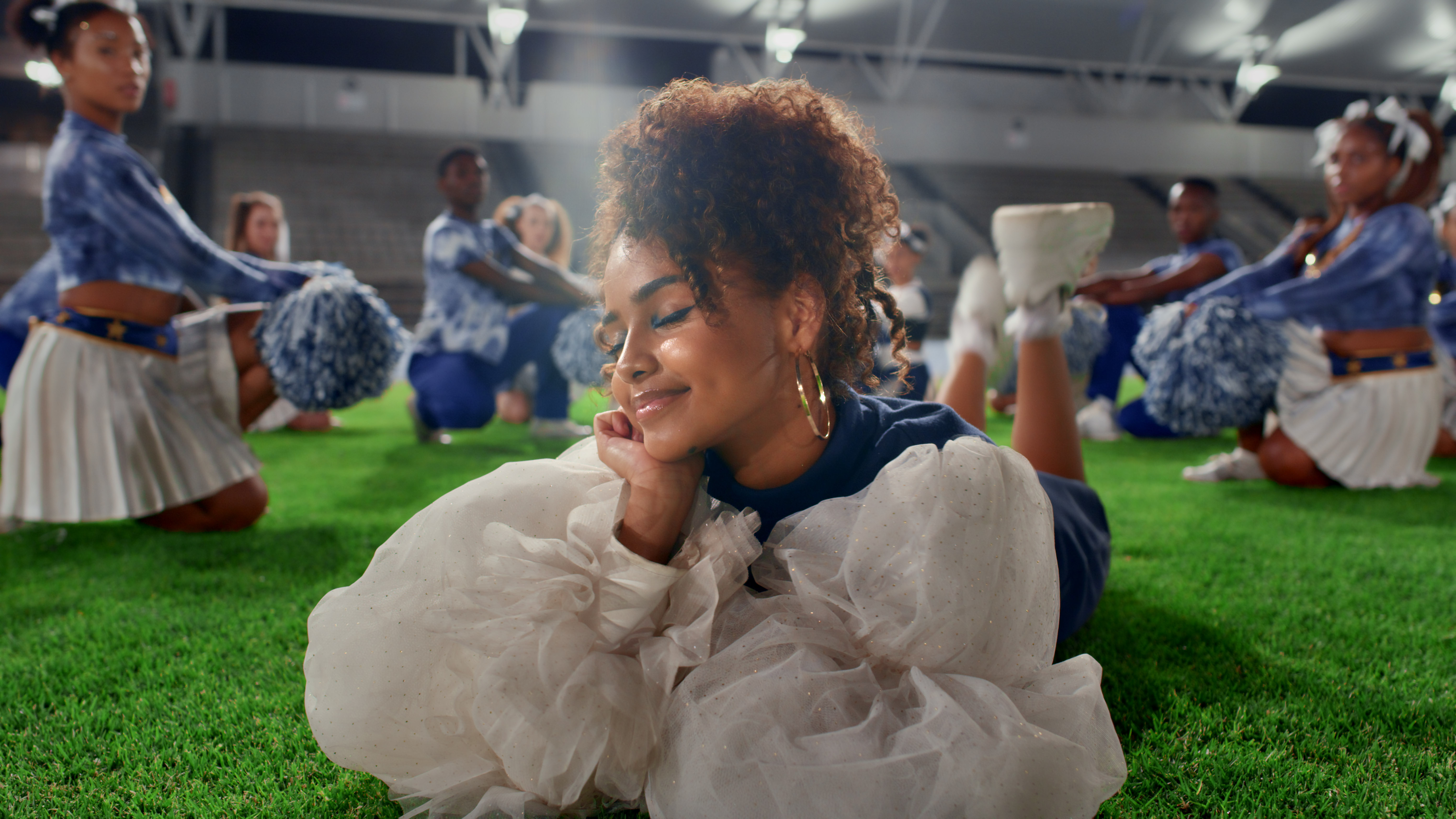 TYLA als Cheerleaderin in ihrem Musikvideo zu "Getting Late"