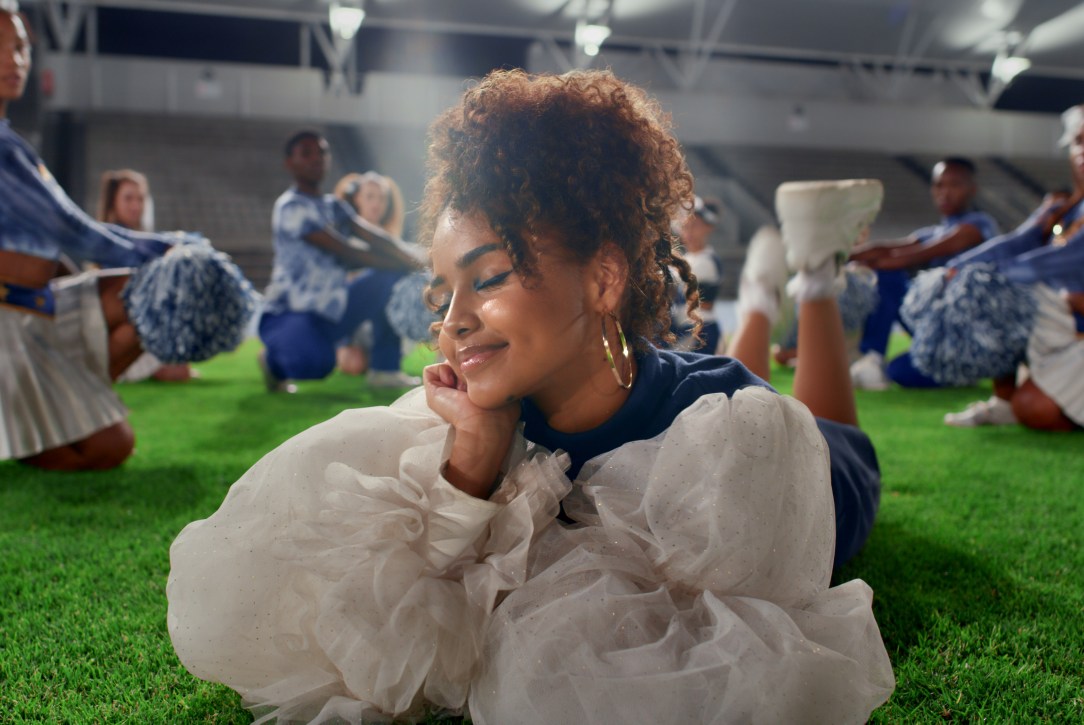 TYLA als Cheerleaderin in ihrem Musikvideo zu "Getting Late"